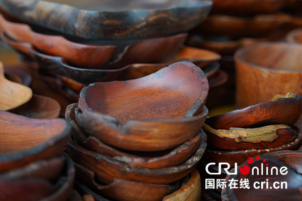 【东博会进行时】古色古香的老挝红木制品现身东博会