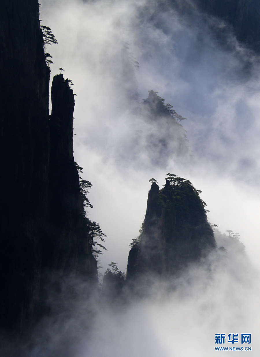 12月23日,在黄山风景区西海大峡谷拍摄的变幻多姿的壮观云海.