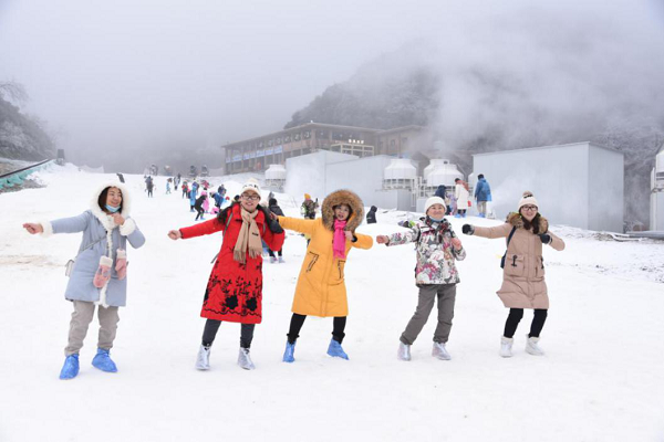 重庆南川金佛山冰雪季热闹启幕 邀游客来滑雪泡温泉