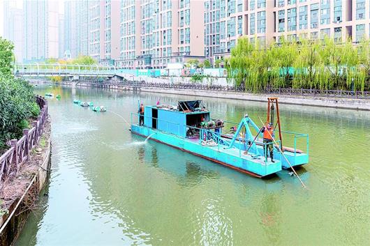 湖北武汉：清淤疏浚 还沙湖港岸绿水清
