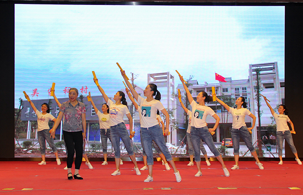 图片默认标题_fororder_3“名课”展示课程《张三娘，看飞机》（摄影-杨梦婧）