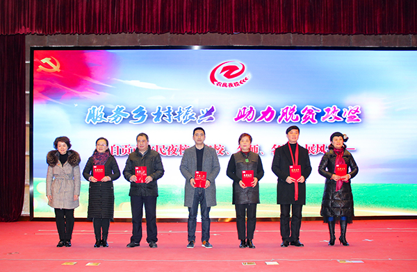 图片默认标题_fororder_1现场为“名师”代表颁奖（摄影-杨梦婧）