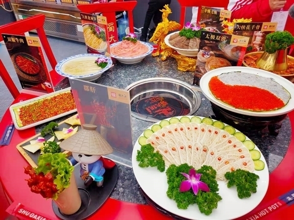 四川首届国际火锅美食文化嘉年华在成都西博城开幕