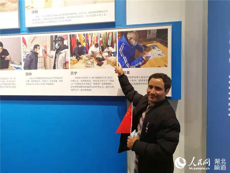 武汉200余位留学生参观抗疫展 感受中国抗疫精神