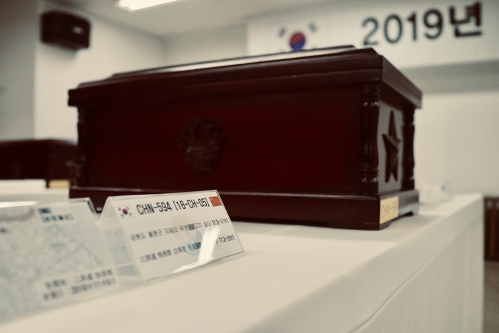 图片默认标题_fororder_4月1日，韩国国防部在仁川市举行第六批中国人民志愿军遗骨及遗物装殓仪式，图为装殓仪式现场