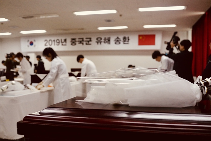 图片默认标题_fororder_4月1日，韩国国防部在仁川市举行第六批中国人民志愿军遗骨及遗物装殓仪式，图为装殓仪式现场3