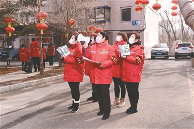 沈阳市沈河区小巷里的“最美”身影