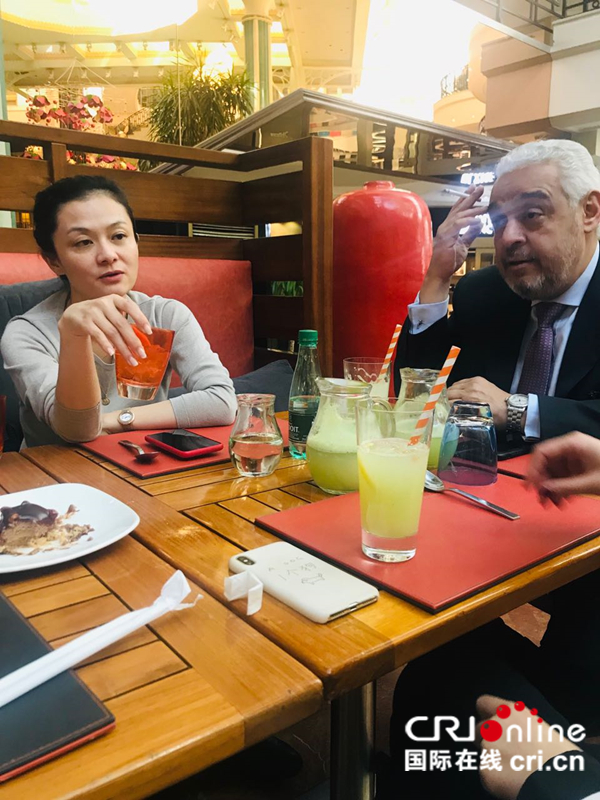 图片默认标题_fororder_2019年1月,埃及——品钛总裁周静飞行18小时50分钟,出席北非银行科技大会。会后周静与前埃及驻美大使Yasser Elnaggar探讨fintech的全球发展。“全球市场都渴望便捷、快速、智能的普惠金融解决方案,这也为品钛创造了许多机会。这些需求与机会是不受地理区域限制的。”周静表示,“我们的SaaS模型可灵活适配到中国以外的各个地区。” 作者:夏洁 中国_副本