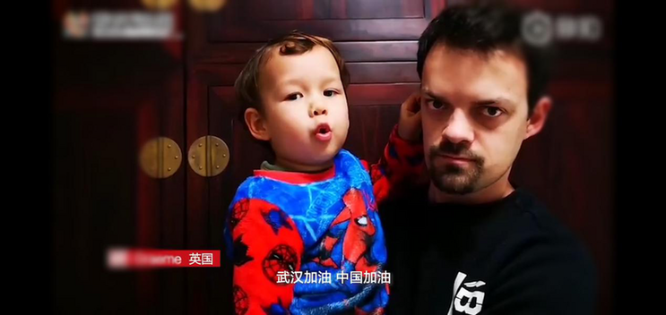 「中国军网」爱无国界，这些外国家庭的声援好温暖！