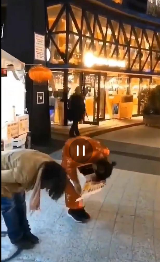 「中国军网」爱无国界，这些外国家庭的声援好温暖！