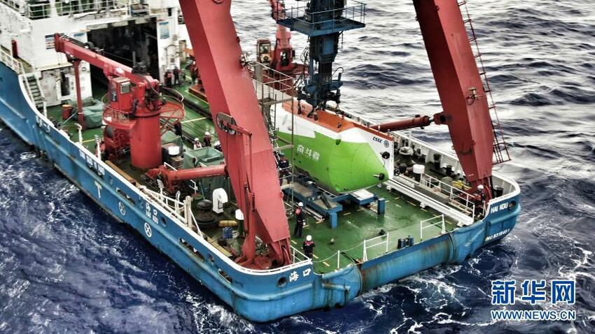 Kapal Selam Fendouzhe Cetak Rekor Penyelaman Berawak Tiongkok Kapal Selam Fendouzhe Cetak Rekor Penyelaman Berawak Tiongkok