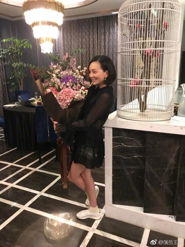 王琳过47岁生日美丽依旧 与众好友欢聚场面热闹