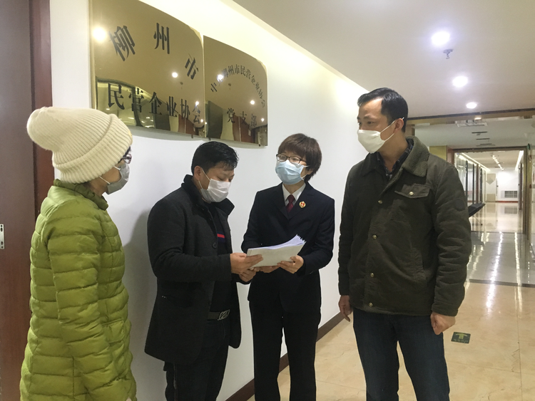 广西检察机关向企业赠送“战疫法典” 助力企业发展