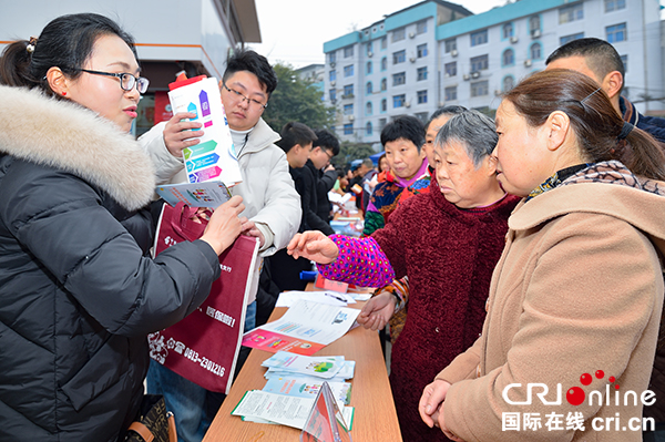 图片默认标题_fororder_4向社区居民散发宣传资料（摄影-廖志全）