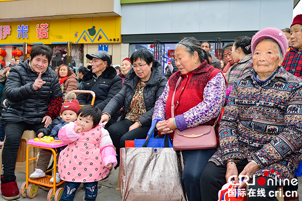 图片默认标题_fororder_6社区居民观看演出（摄影-廖志全）