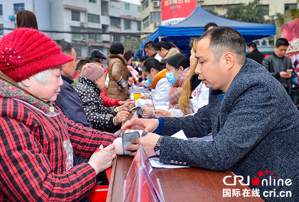 图片默认标题_fororder_3为社区居民免费体检（摄影-廖志全）