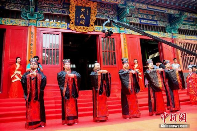 图为2015年6月16日,河北省美术学院正在文庙为身穿汉服进行学生授予