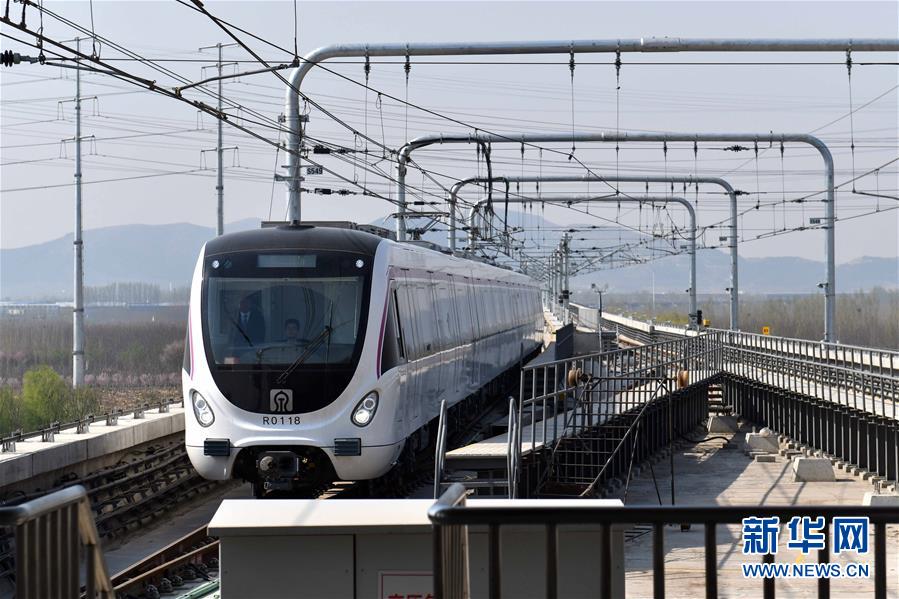 山东济南：首条地铁开始商业运营