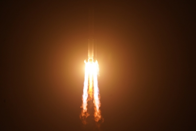 独家视频丨长征五号遥五运载火箭将嫦娥五号探测器发射升空