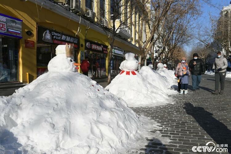 暴雪过后 哈尔滨中央大街成雪人一条街