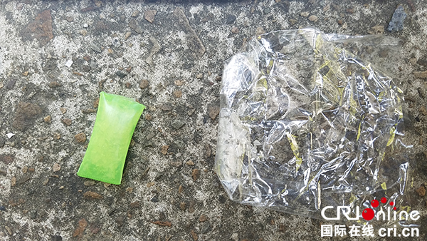 图片默认标题_fororder_白色晶状颗粒疑似毒品（四川绵阳梓潼县交警大队-供图）