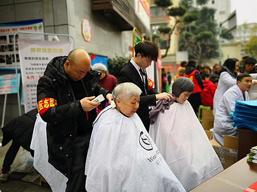 图片默认标题_fororder_薇薇美业为居民们免费理发