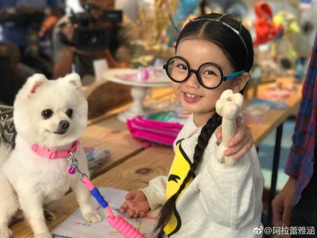 萌翻！阿拉蕾与狗狗合照对镜头甜笑可爱爆棚