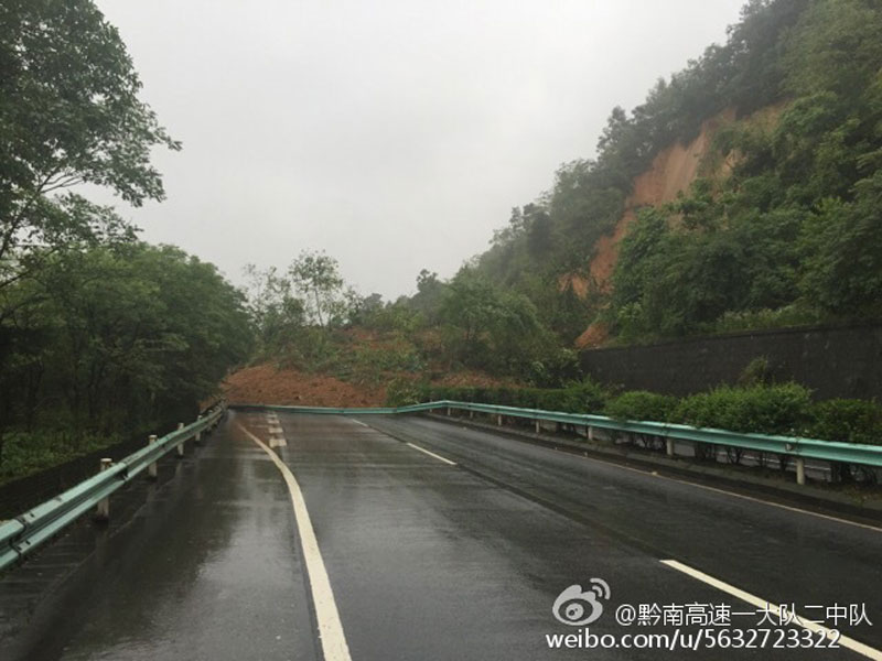 沪昆高速贵州境内因山体滑坡双向中断