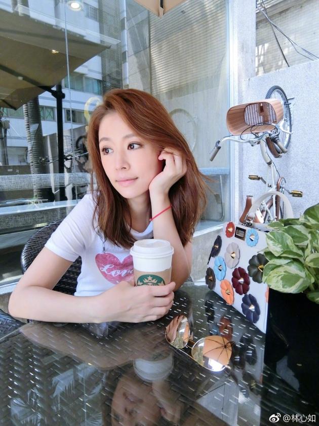 辣妈林心如工作空隙托腮喝咖啡 自称假装很悠闲