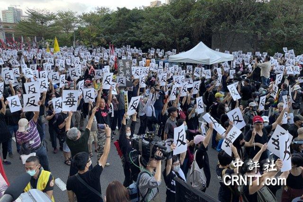 高呼蔡英文下台！6万人参加“秋斗”游行，民进党接下来如何接招？