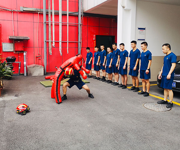 先锋消防队用生命守护成都百年春熙路安宁