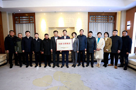   延边州委副书记,延吉市委书记洪庆(左七)捧回"全国文明