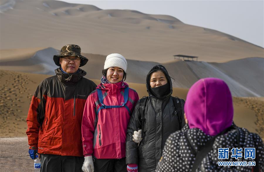 新疆鄯善:沙漠“披纱”引客来 新疆鄯善:沙漠“披纱”引客来