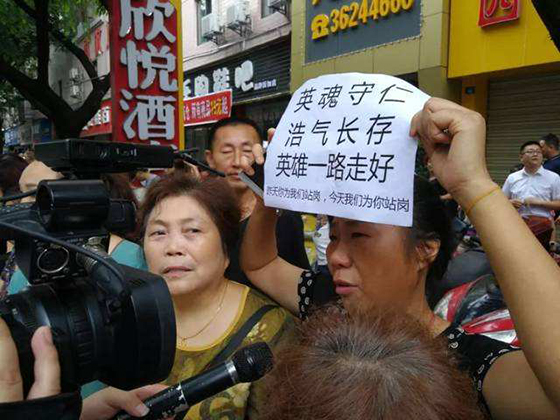 （导航眉山）你们随时来办证 我让你们“最多只跑一次”——追记舍身为人的英雄民警廖弦