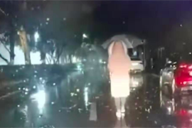 「中国日报网」【中国那些事儿】 武汉男子以这种方式护送医生妻