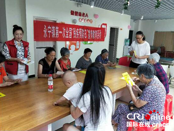 图片默认标题_fororder_向居民发放宣传手册。（温江区永宁镇-供图）