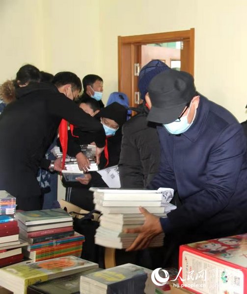 中国建设银行牡丹江分行为贫困儿童捐书并帮助铁岭镇中心校建图书室