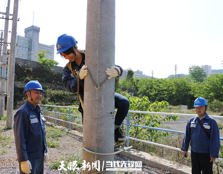 3年2次进京受表彰 他凭什么？就在刚才 龙福刚在京领到“全国劳动模范”奖章