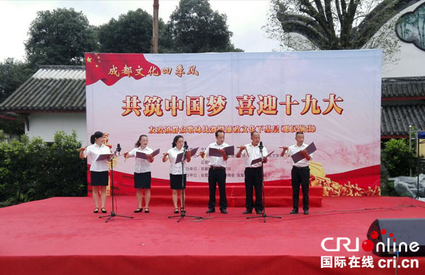 图片默认标题_fororder_选手用快板助阵。（摄影-杨建昆）