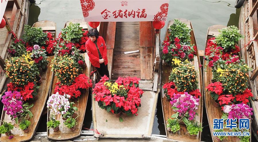 广州：水上花市迎新春