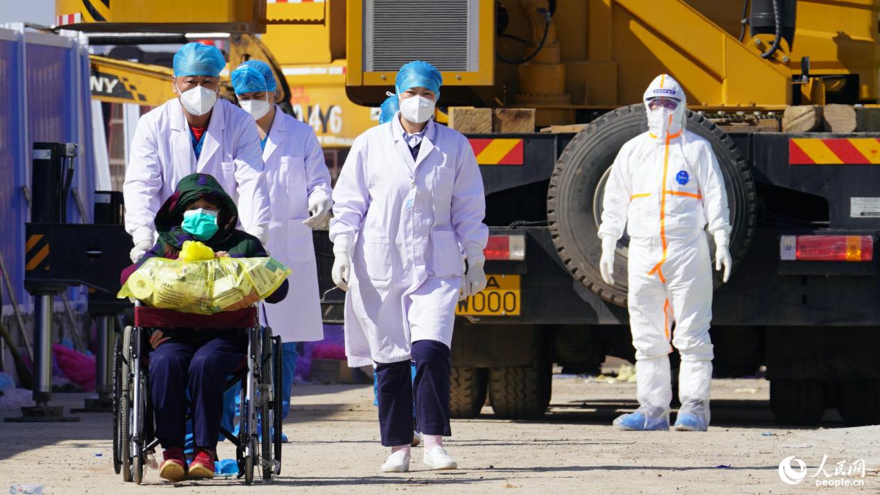 人民网@镜头里的“疫”瞬间：雷神山首批两名治愈患者出院