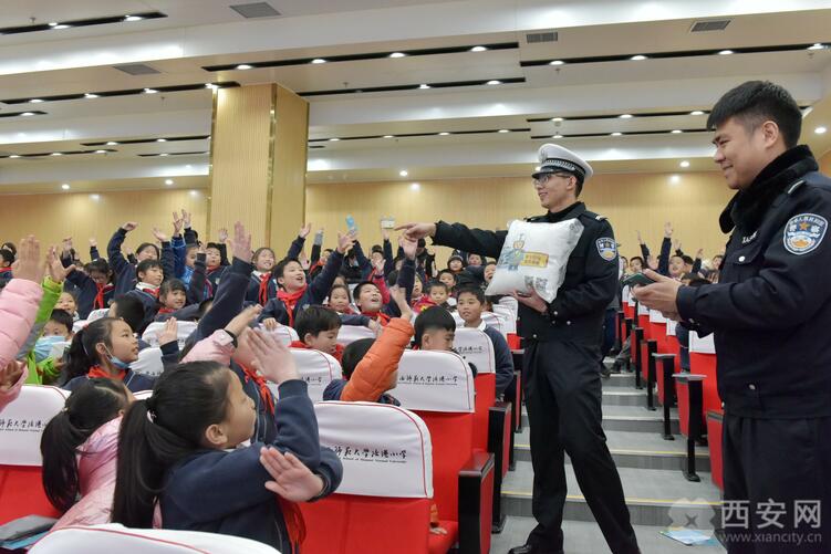西安国际港务区：“小交警”手语操 文明安全在身