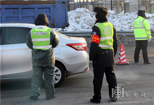 哈尔滨公安坚守入城检测点：看好一道门，守住一座城
