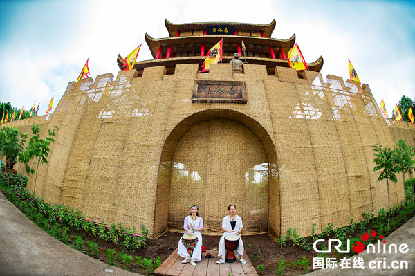 图片默认标题_fororder_大型嘉峪关草雕（摄影-廖志全）