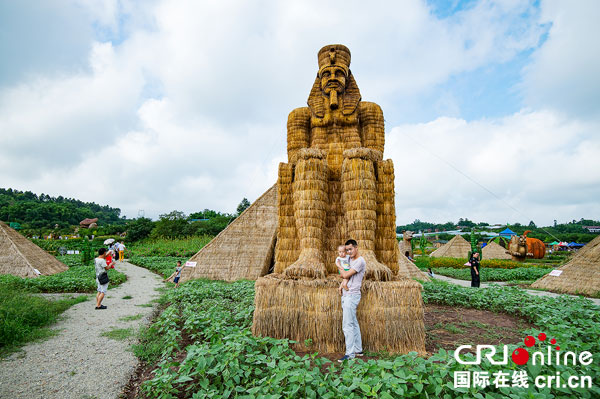 图片默认标题_fororder_游客在草雕前合影留念（摄影-廖志全）
