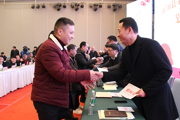 图片默认标题_fororder_3现场慰问农民工（摄影-杨梦婧）