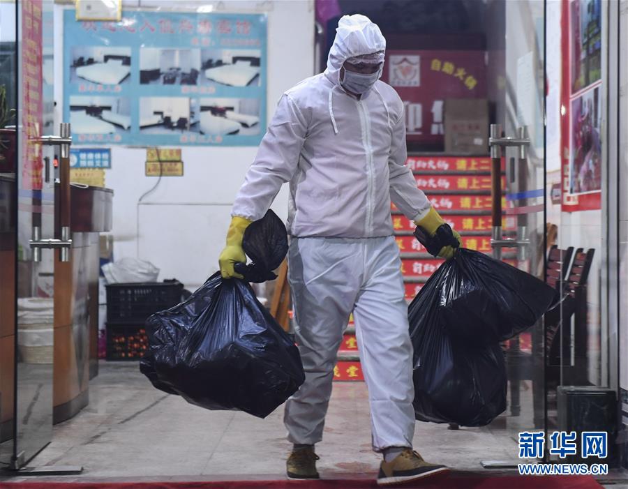 「新华网」广西都安：夜幕下的疫情防控