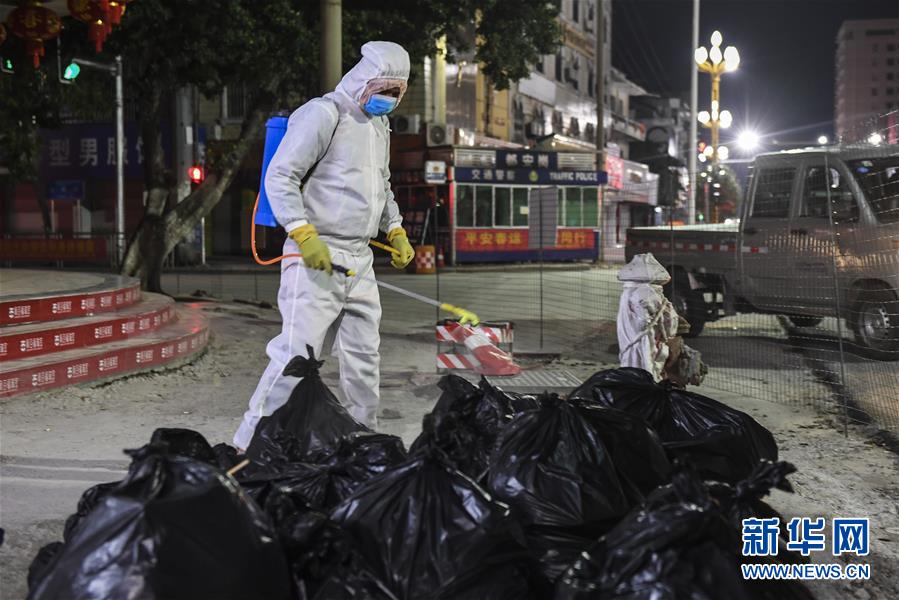 「新华网」广西都安：夜幕下的疫情防控