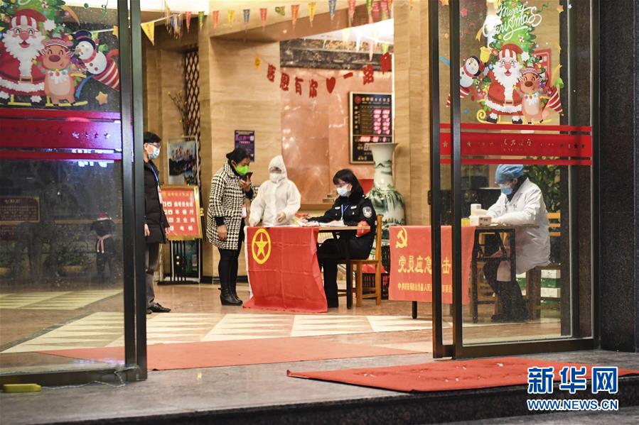 「新华网」广西都安：夜幕下的疫情防控