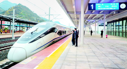 （副头条）贵州首条地方投资控股铁路铜玉铁路开通运营